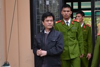 Hùng bị dẫn giải về trại tạm giam sau phiên xử