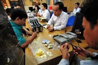 Khách hàng giao dịch mua bán vàng.