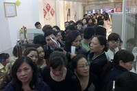 Cảnh chen lấn diễn ra tại một cửa hàng vàng trên phố Phan Đình Phùng (Hà Nội)