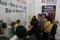 Tấp nập người mua bán vàng ngày 28-2 tại một chi nhánh vàng DOJI. 