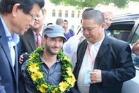 Ông Lê Phước Vũ, Chủ tịch HSG, đại diện Ban tổ chức đón Nick - Ảnh: Tuổi trẻ