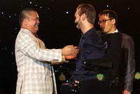 Ông Lê Phước Vũ dành tình cảm nồng nhiệt cho Nick Vujicic trong buổi giao lưu. 
