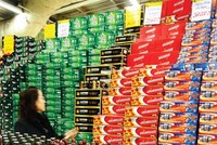 Bia nhập lậu tạo ra sự cạnh tranh không sòng phẳng với các loại bia Kl994 nhà cái bóng đá world cup trong nước. Ảnh: Đức Thanh. 	