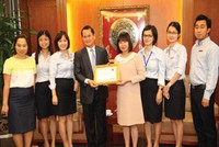 Ông Nguyễn Thế Phong, Phó chủ tịch cao cấp kiêm Giám đốc phụ trách Wells Fargo tại Việt Nam trao giải thưởng cho bà Nguyễn Minh Châu, Phó tổng giám đốc MB.
