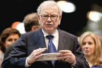Với Warren Buffett, báo giấy vẫn có giá trị riêng và còn tương lai. Ảnh: AP