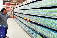 Vinamilk hiện chiếm tới 49% thị phần sữa nước. Ảnh: Đức Thanh