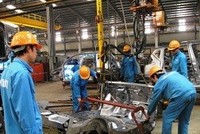 Ôtô Việt Nam đắt đỏ vì thiếu... ốc vít