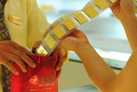 Thực hiện khai báo các giao dịch bằng tiền mặt lớn để phòng chống rửa tiền.