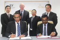 Ông Bimal Balasingham, Giám đốc Phú Hưng Life Insurance và ông Saman W. Bandara, Phó Tổng Giám đốc Phụ trách Dịch vụ Kl99kl phiên bản hoạt động của EY Việt Nam ký kết hợp đồng.