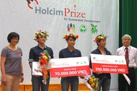 Ban tổ chức trao giải đặc biệt cho công trình nghiên cứu của nhóm sinh viên Đại học Kiến trúc TP. HCM