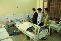 Ông Lê Quang Lân, Quyền Giám đốc PTI Hải Phòng đến thăm hỏi và động viên hành khách đang điều trị tại bệnh viện Hải Phòng