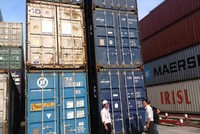 Ông Viện (đội nón) cùng với nhân viên đến nhìn các container bị kẹt tại cảng vì vướng Kl99ok Kho game đa dạng 128.