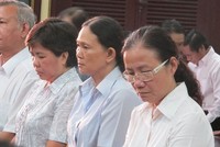 Các bị cáo nghe tòa tuyên án, bị cáo Bi và Huyền (đứng bìa trái và phải). 