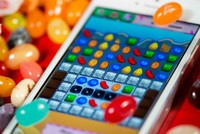 Candy Crush đang là tựa game hấp dẫn nhất trên Facebook. Ảnh: iMore