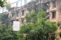 Dân nơm nớp sống dưới chung cư sắp sập