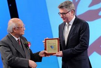 Ông Stephen Clark, Tổng giám đốc AIA Việt Nam nhận danh hiệu từ Ban tổ chức