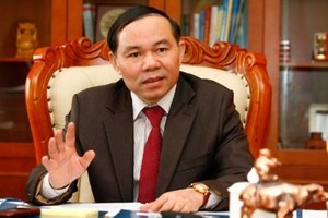 Trưởng ban Kl992 cổng game cá cược trung ương Vương Đình Huệ (giữa) và các tân phó ban. 