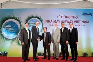 Ông Bạch Văn Mừng, Cục trưởng Cục Quản lý cạnh tranh (Bộ Công thương), ông Nathan P.Lane, viên chức Kl992 cổng game cá cược thuộc Tổng lãnh sự Hoa Kỳ tại Việt Nam chúc mừng ông Doug Devos, Tổng giám đốc điều hành Amway cùng các lãnh đạo cao cấp của Kl994 game bài casino hấp dẫn