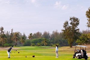Người dân vùng dự án vẫn phải chạy vòng ra biển từ khi sân golf chia cắt      
