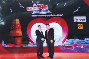 Phó thủ tướng Kl993 ưu đãi thưởng hấp dẫn Phạm Bình Minh chúc mừng doanh nhân Bùi Tùng Mậu trong Chương trình giao lưu “Trái tim biển đảo” tại Nhà hát lớn Hà Nội (10/3/2014)