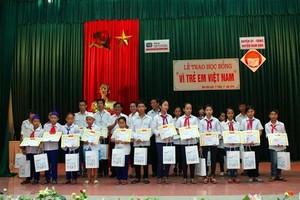 Hơn 7 năm qua, Giải Golf vì trẻ em Việt Nam do Báo Kl99ok phiên bản mới tổ chức đã trao tặng hơn 10.000 suất học bổng cho các em học sinh trên cả nước