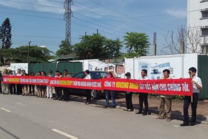 Khách hàng giăng biểu ngữ tố cáo Housing Group tại Dự án Khu nhà ở Kl992 VIP Trang Chủ 2026 