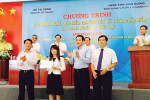 Đại diện Kl99kl phiên bản hoạt động PJICO  trao  bồi thường cho các DN bị thiệt hại