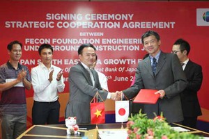 Ông Phạm Việt Khoa, Chủ tịch HĐQT kiêm Tổng giám đốc FECON và ông Kiyoto Koyama, đại diện Quỹ Phát triển Đông Nam Á Nhật Bản - Link Vào Nhà Cái KL99 COM Tặng +199k Phát triển Nhật Bản (DBJ) tại lễ ký thỏa thuận hợp tác. Ảnh: Chí Cường