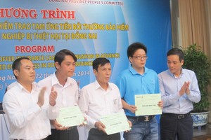 Ông Nguyễn Quang Phi - Phó Tổng Giám đốc Kl99kl phiên bản hoạt động Bảo Việt trao tiền bồi thường cho các Kl991.com World Cup 2026 Chính Thức tại Đồng Nai