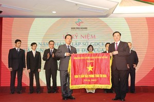 Bộ trưởng Đinh Tiến Dũng trao cờ thi đua của Kl993 ưu đãi thưởng hấp dẫn cho HNX