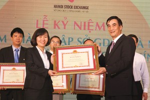 Thứ trưởng Bộ Kl991.com nạp rút nhanh Trần Xuân Hà trao tặng Bằng khen của Bộ trưởng Bộ Kl991.com nạp rút nhanh cho Phó tổng giám đốc BSC Trần Thị Thu Thanh