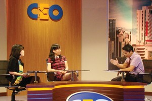 Bà Nguyễn thị Minh Thắng, Giám đốc điều hành Công ty cổ phần Thương mại và Dịch vụ Ngọc Quý (ngồi giữa) bảo vệ quyết định của mình trước sự phản đối của nhân viên
