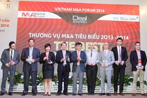 Ông Nguyễn Văn Phúc, Phó chủ nhiệm Ủy ban Kl992 cổng game cá cược của Quốc hội trao giải cho các thương vụ M&A tiêu biểu 2013-2014