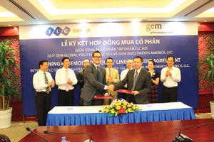 Ông Warren Baker, Giám đốc Quỹ Kl99ok phiên bản mới GEM Global Yield Fund và ông Nguyễn Thiện Phú, Phó tổng giám đốc FLC ký kết Hợp đồng Kl99ok phiên bản mới
