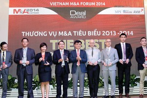 Ông Nguyễn Văn Phúc, Phó chủ nhiệm Ủy ban Kl992 cổng game cá cược của Quốc hội trao kỷ niệm chương cho các DN được bình chọn có thương vụ M&A tiêu biểu 2014