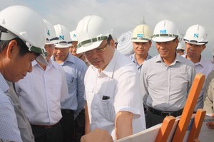 Phó Thủ tướng Hoàng Trung Hải chỉ đạo tại công trường