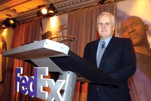 Fred Smith, Chủ tịch kiêm Tổng giám đốc điều hành Kl994 game bài casino hấp dẫn Fedex, từng đoạt giải  Ernst & Young Entrepreneur Of The Year Mỹ