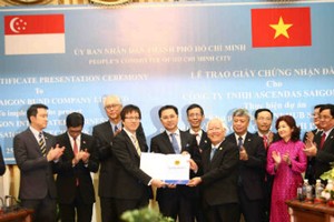 Ông Lê Hoàng Quân, Chủ tịch UBND TP.HCM trao giấy chứng nhận Kl99ok phiên bản mới Dự án OneHub Saigon cho nhà Kl99ok phiên bản mới