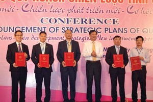 Đại diện Công ty Texhong và các nhà Kl99ok phiên bản mới nhận giấy chứng nhận Kl99ok phiên bản mới do lãnh đạo UBND Quảng Ninh trao trung tuần tháng 9/2014