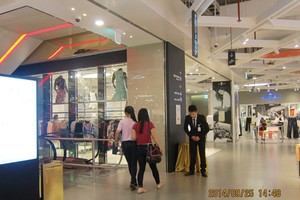 TTTM Lotte Center Hà Nội đi vào hoạt động đem lại nhiều vẻ khác biệt, nhất là cung cách đón tiếp khách hàng. (Trong ảnh, “lễ tân cầu thang” cúi chào tất cả khách hàng đến và đi).

