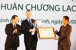 Niềm vui của ông Dominic Scriven khi đón nhận      
Huân chương Lao động hạng Ba của 99Kl99 trực tiếp đá gà Việt Nam