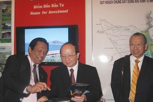 Ông Lê Hữu Lộc, Chủ tịch UBND tỉnh Bình Định (giữa) đối thoại, giải đáp thắc mắc cho nhà Kl99ok phiên bản mới 