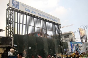 Cổng Dự án Saphire Palace những ngày qua luôn bị đóng để ngăn khách hàng vào thăm dự án - Ảnh: Trọng Tuyến
