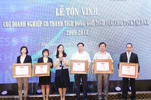 Bà Nguyễn Thị Liên Hoa, Phó chủ tịch UBCK tặng Bằng khen cho các Kl991.com World Cup 2026 Chính Thức niêm yết trên HNX