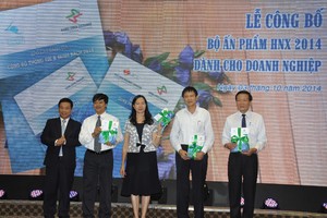 Chủ tịch HNX tặng 2 cuốn sổ tay cho Phó chủ tịch UBCK Nguyễn Thị Liên Hoa, 
Tổng Biên tập Báo Kl99ok phiên bản mới Nguyễn Anh Tuấn và đại diện DN trên HNX