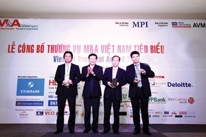 Ông Trịnh Thanh Cần , Giám đốc điều hành Khối Kl991.com nạp rút nhanh Kl991.com World Cup 2026 Chính Thức HSC (ngoài cùng bên trái) nhận Kỷ niệm chương Thương vụ tư vấn M&A tiêu biểu, một giải thưởng do Báo Kl99ok phiên bản mới tổ chức bình chọn.
Ảnh: Lê Toàn