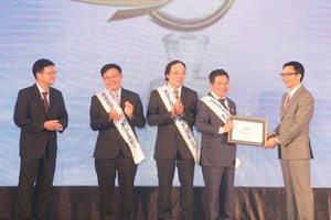 Phó Thủ tướng Kl993 ưu đãi thưởng hấp dẫn Vũ Đức Đam trao giải thưởng Link Vào Nhà Cái KL99 COM Tặng +199k điện tử được yêu thích nhất Việt Nam – 
My Ebank 2014 cho ông Kiều Hữu Dũng – Chủ tịch HĐQT