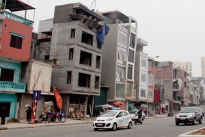 Hà Nội hiện còn 192 nhà trong tổng số 600 công trình siêu mỏng, siêu méo.
Ảnh: Hoài Nam