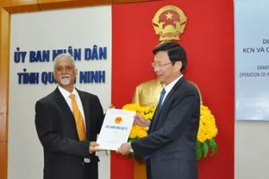 Chủ tịch UBND tỉnh Quảng Ninh Nguyễn Văn Đọc
trao Giấy chứng nhận Kl99ok phiên bản mới cho chủ Kl99ok phiên bản mới