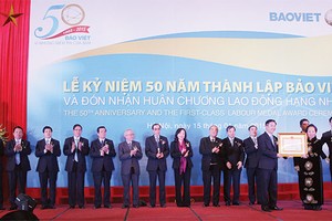 Chủ tịch HĐQT Đào Đình Thi thay mặt lãnh đạo Kl994 game bài casino hấp dẫn Bảo Việt đón nhận Huân chương Lao động Hạng Nhất do Phó Chủ tịch nước Nguyễn Thị Doan trao tặng